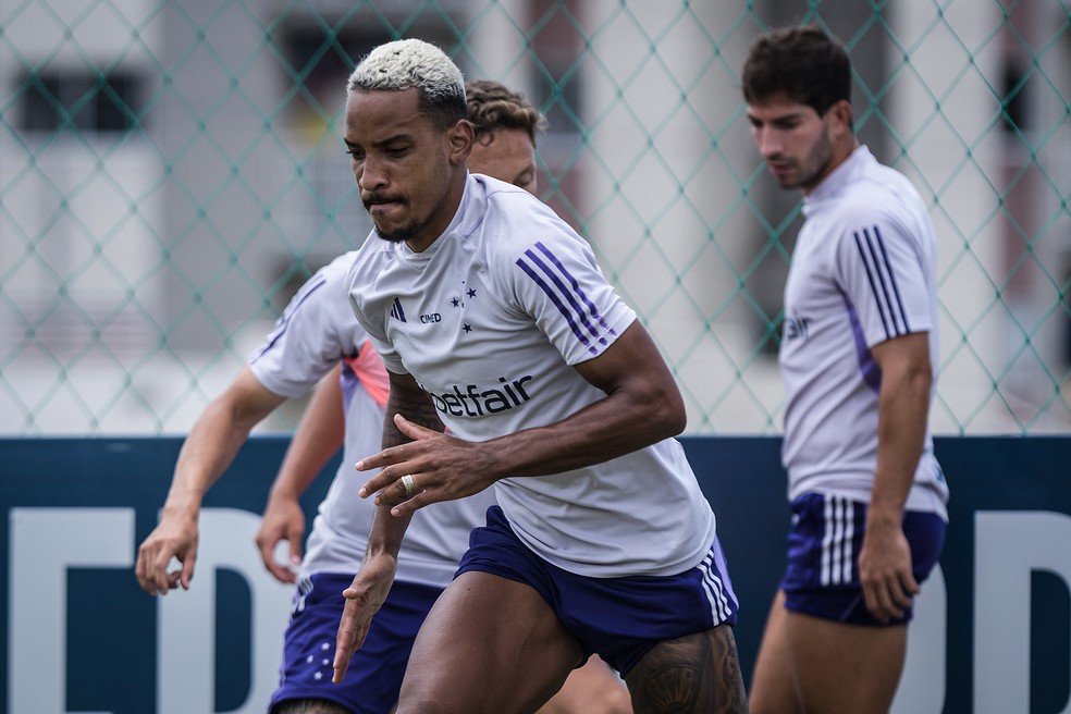 Matheus Pereira treina com o time do Cruzeiro — Foto: Gustavo Aleixo/Cruzeiro