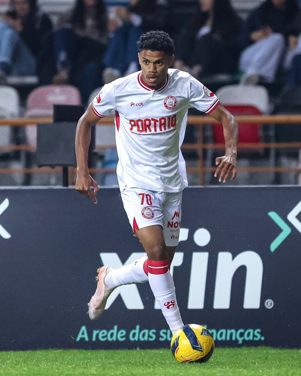 João Victor é natural de Flexeiras, foi revelado pelo Zumbi e joga em Portugal — Foto: Arquivo pessoal