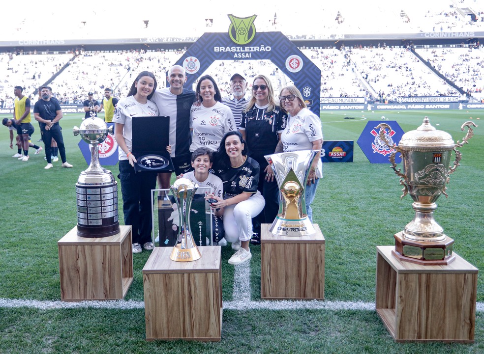 Fábio Santos recebe homenagem antes de Corinthians x Inter — Foto: Rodrigo Coca/Ag Corinthians