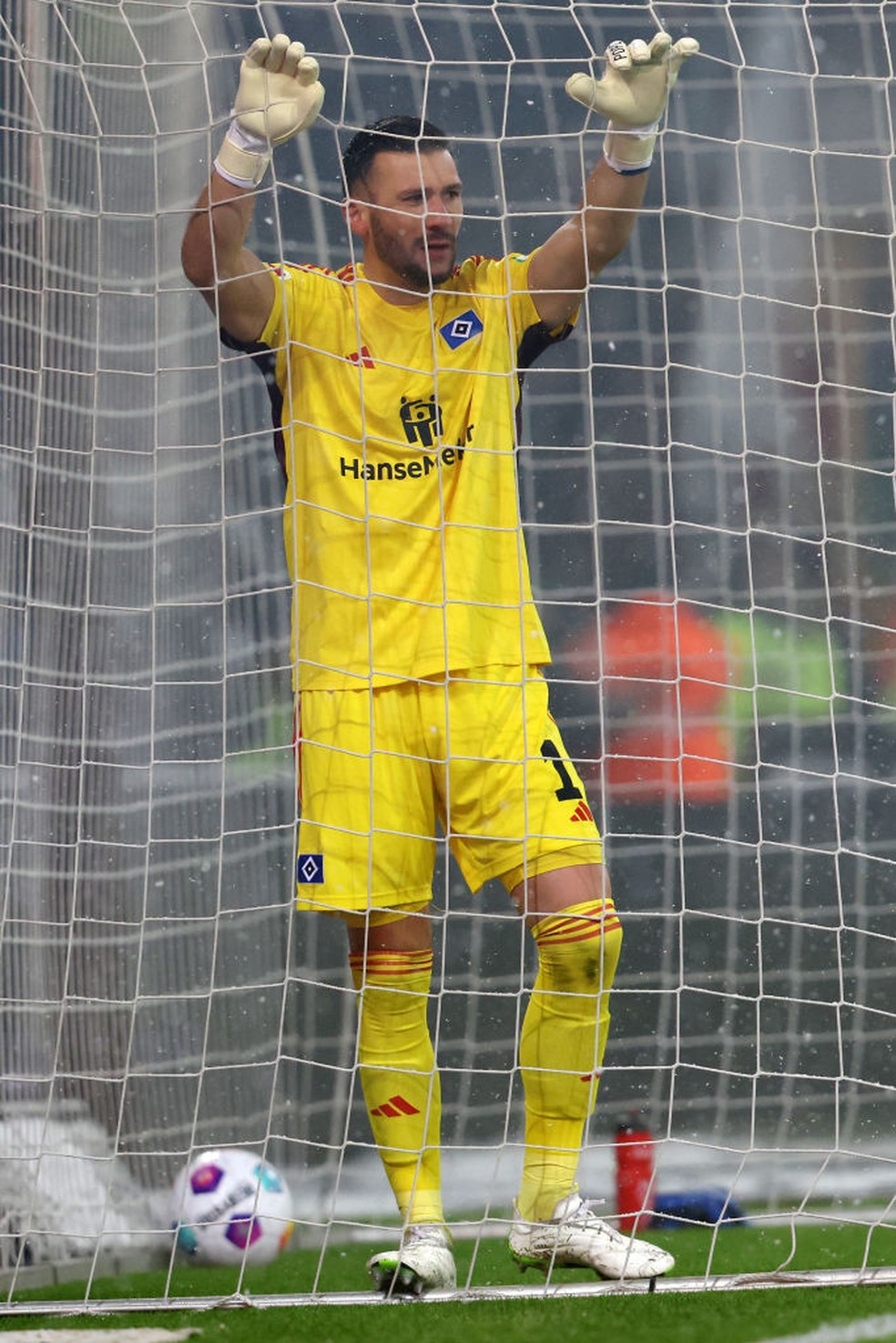 Daniel Heuer Fernandes lamenta gol contra em St. Pauli x Hamburger — Foto: Gettyimages / Joern Pollex