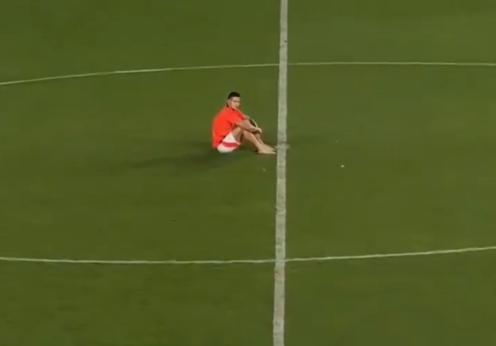 James Rodríguez se emociona no gramado após jogo da Colômbia — Foto: Reprodução