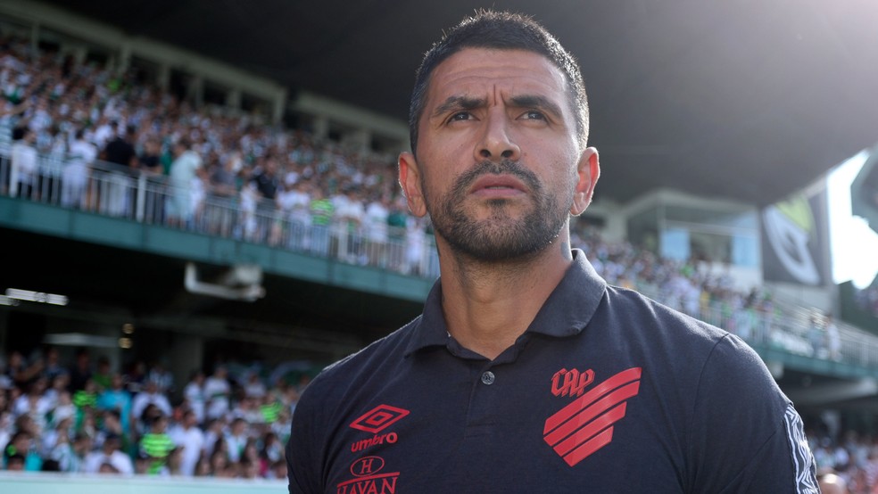 Lucho González, técnico interino do Athletico diante do Coritiba — Foto: Gustavo Oliveira/Athletico