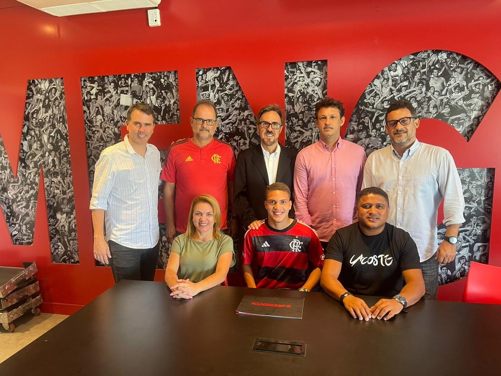 David Viana, que completou 16 anos nesta quinta-feira, assinou seu primeiro contrato profissional com o Flamengo &mdash; Foto: Divulga&ccedil;&atilde;o