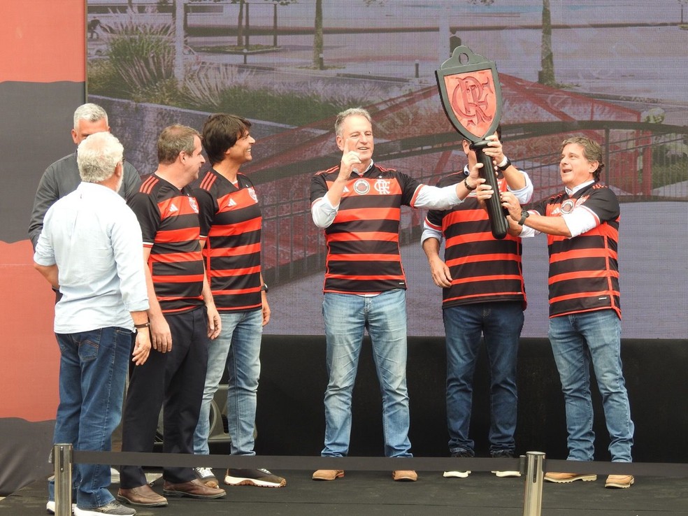 Flamengo recebe a chave simblica do terreno do Gasmetro, onde construir seu estdio  Foto: Fred Gomes