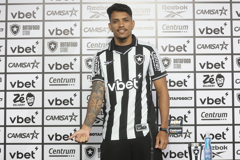 Gabriel Silva em sua apresentação oficial no Botafogo.