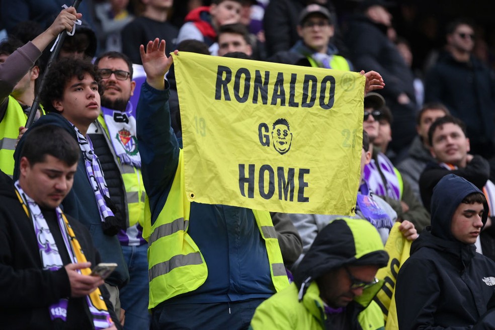 Torcedores do Valladolid protestam contra Ronaldo — Foto: Denis Doyle/Getty Images
