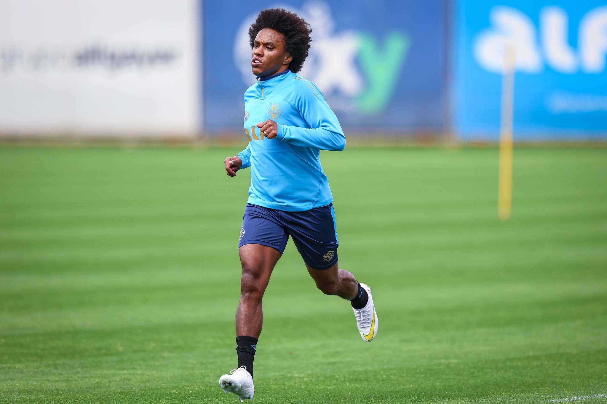 Willian treina pela primeira vez com elenco do Grêmio de Porto Alegre.