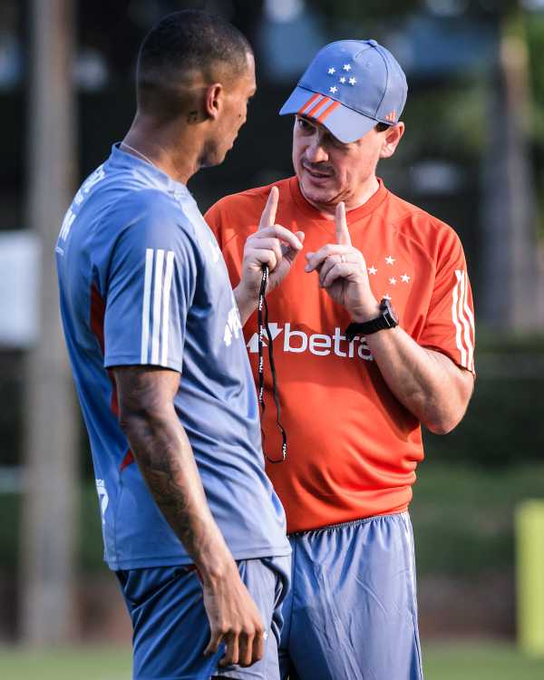 PRIMEIRO CONTATO! Primeiro treino dado por Diniz conta com Walace na escalação do Cruzeiro