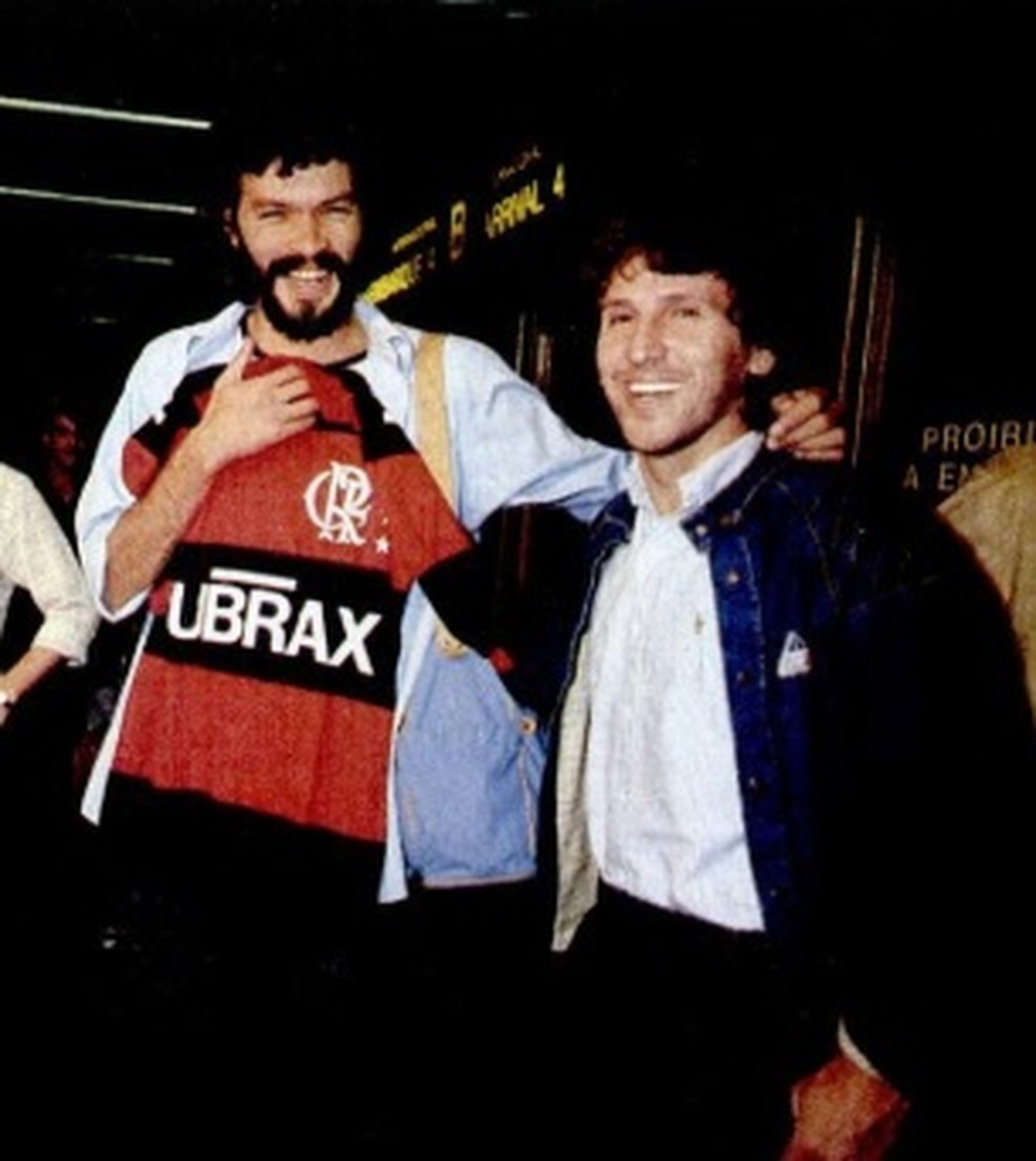 Sócrates é recebido por Zico no aeroporto — Foto: Reprodução Revista Placar