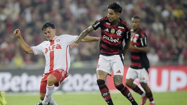 Bernabei, do Internacional, em ação contra o Flamengo