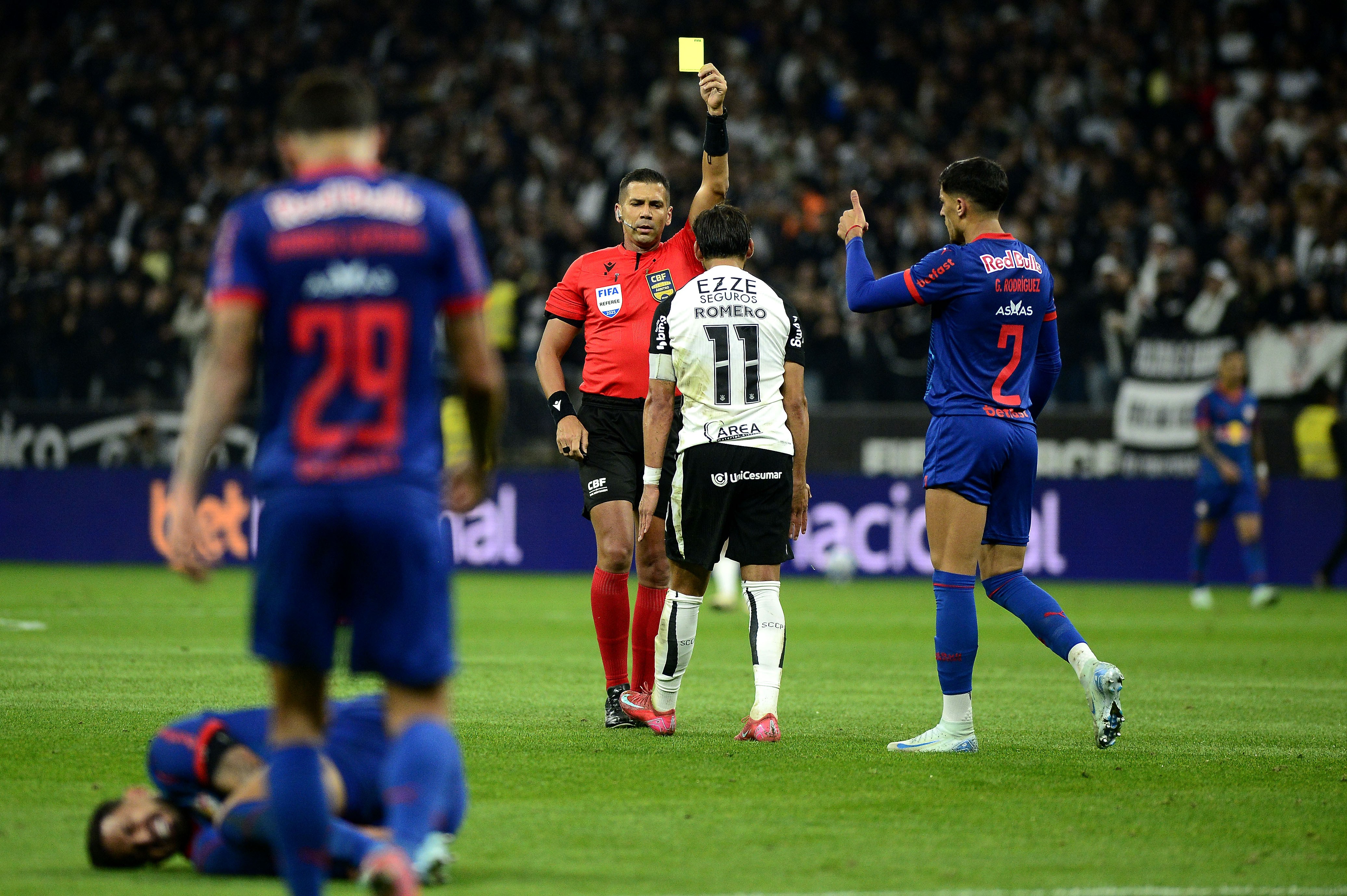 Romero e Memphis Depay desfalcam Corinthians após receberem terceiro cartão amarelo.