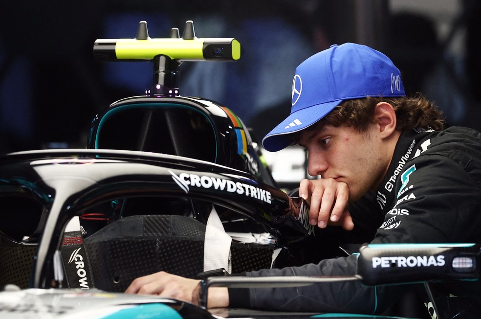 Kimi Antonelli com carro da Mercedes