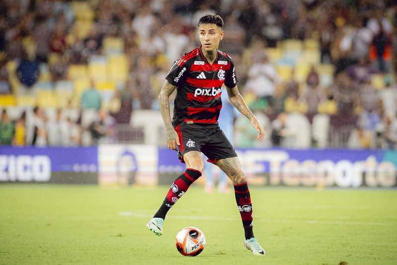 Flamengo anuncia renovação de contrato com Pulgar