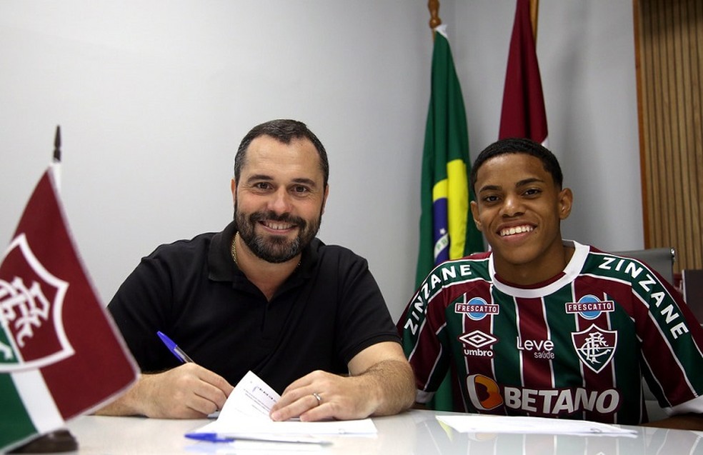 Matheus Reis e Mário Bittencourt assinaram contrato na sexta-feira — Foto: Rener Pinheiro / FFC