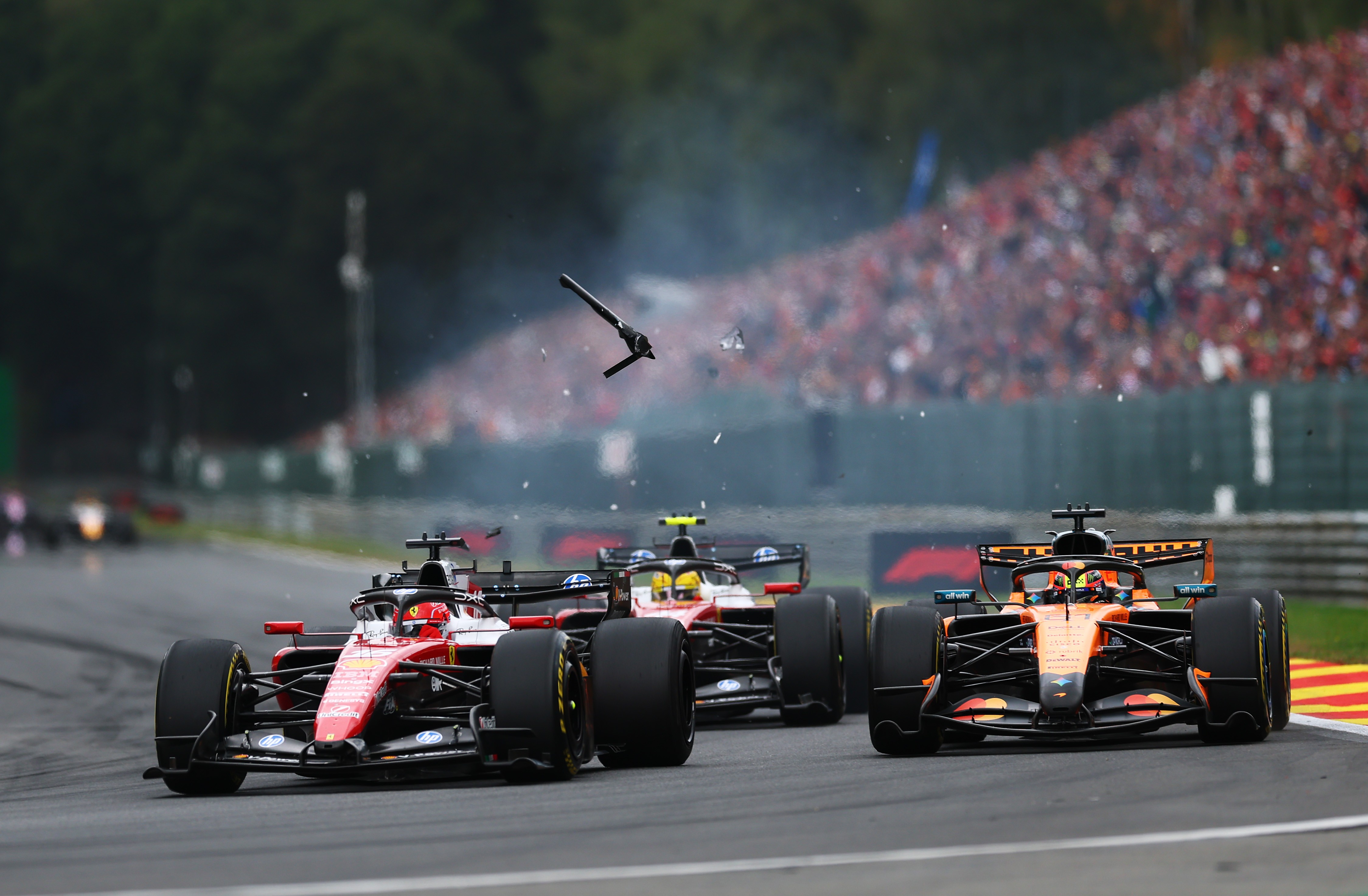 FIA admite erro em decisão sobre colisão entre Leclerc e Piastri