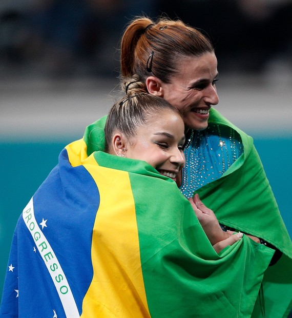 Na Bélgica, Simone Biles entrega coroa para Rebeca Andrade durante Mundial  de Ginástica - Folha PE