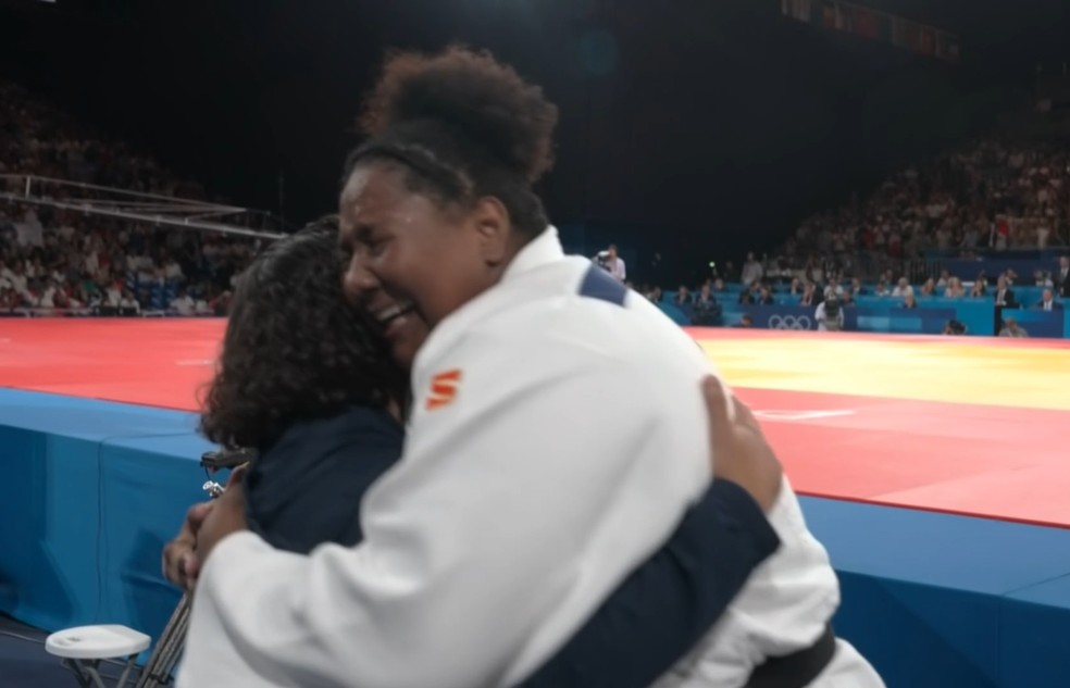 Bia Souza abraça Sarah Menezes na comemoração da medalha de ouro no judô nos Jogos Olímpicos de Paris 2024 — Foto: Reprodução