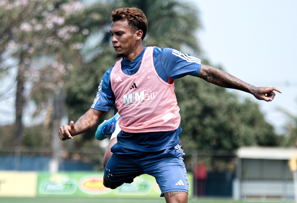 Gabriel Veron em treino do Cruzeiro — Foto: Gustavo Martins/ Cruzeiro