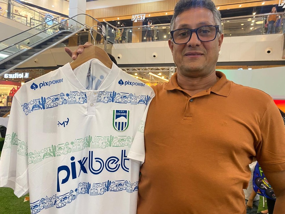 Torcedor curte a camisa do Serra Branca na Arena Campeonato Paraibano � Foto: Divulga��o/Rede Para�ba