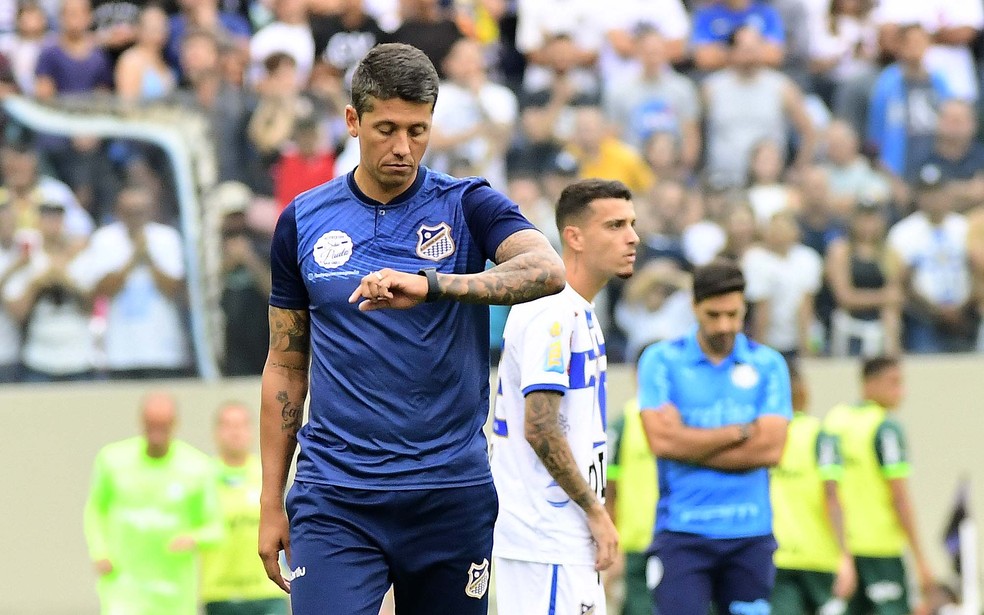 Thiago Carpini levou surpreendente Água Santa à final do Paulistão em 2023 — Foto: Marcos Ribolli