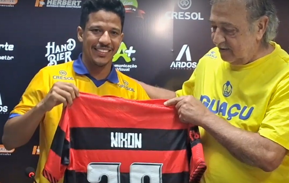Nixon presenteia José Luis Ruski, presidente do Iguaçu, com a camisa do Flamengo — Foto: Reprodução/AA Iguaçu