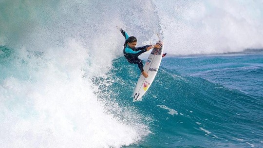 Encaminhada no skate, Sky Brown tentará vaga olímpica no surfe - Foto: (Billabong/redes sociais)
