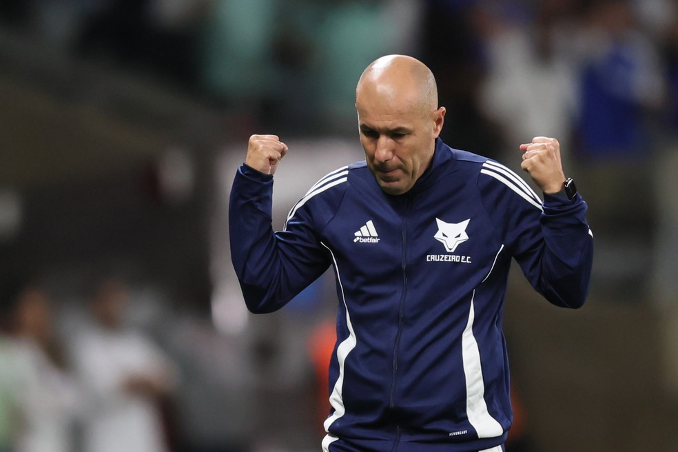 Leonardo Jardim, técnico do Cruzeiro, comemora um dos gols de Kaio Jorge — Foto: Gilson Lobo/AGIF