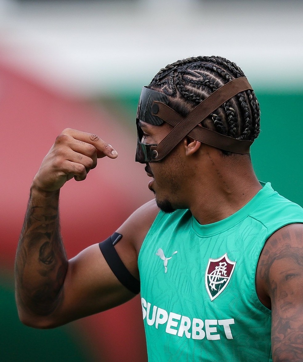 John Kennedy treina com máscara e se prepara para o desafio contra o Bolívar