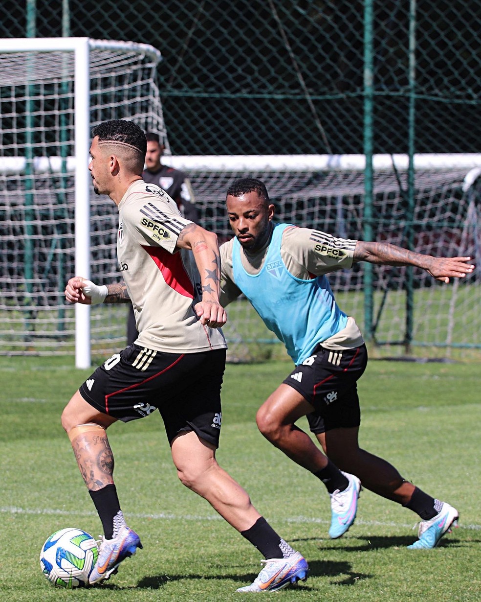 Luciano conduz a bola durante treino do São Paulo — Foto: Divulgação