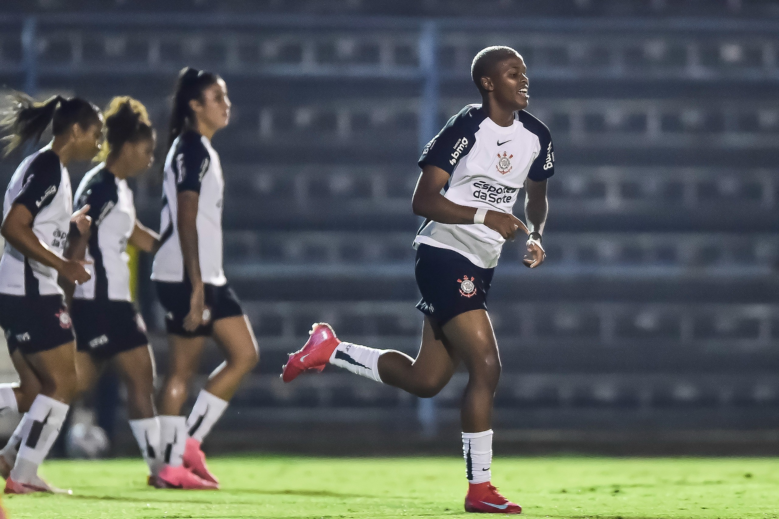 PROMESSA DO TIMÃO ENCANTA A TORCIDA COM GRANDES ATUAÇÕES! Atleta da base supera lesão e se destaca em sequência decisiva no Brasileirão Feminino!