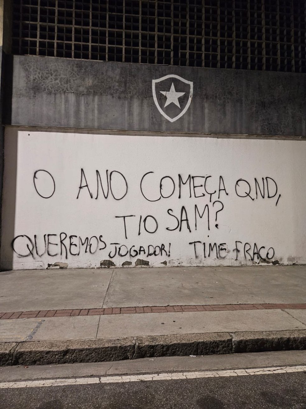 Muros do Nilton Santos são pichados com protestos de torcedores do Botafogo — Foto: Reprodução
