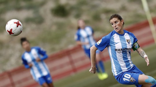 Puskas? Jogadora do Málaga chuta do meio e faz gol com 5 segundos de jogo