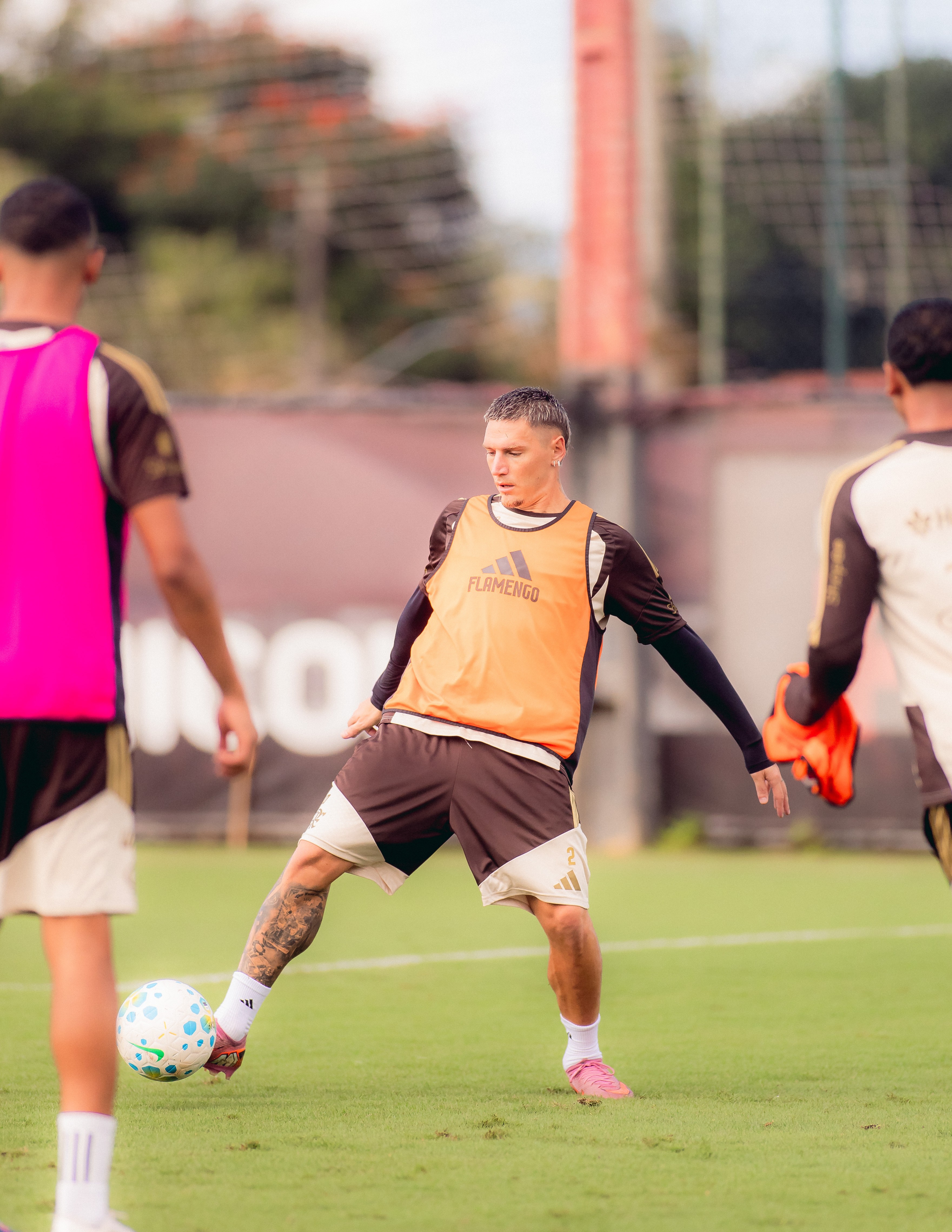 Varela e De la Cruz treinam em campo e podem reforçar o Flamengo contra o Olimpia
