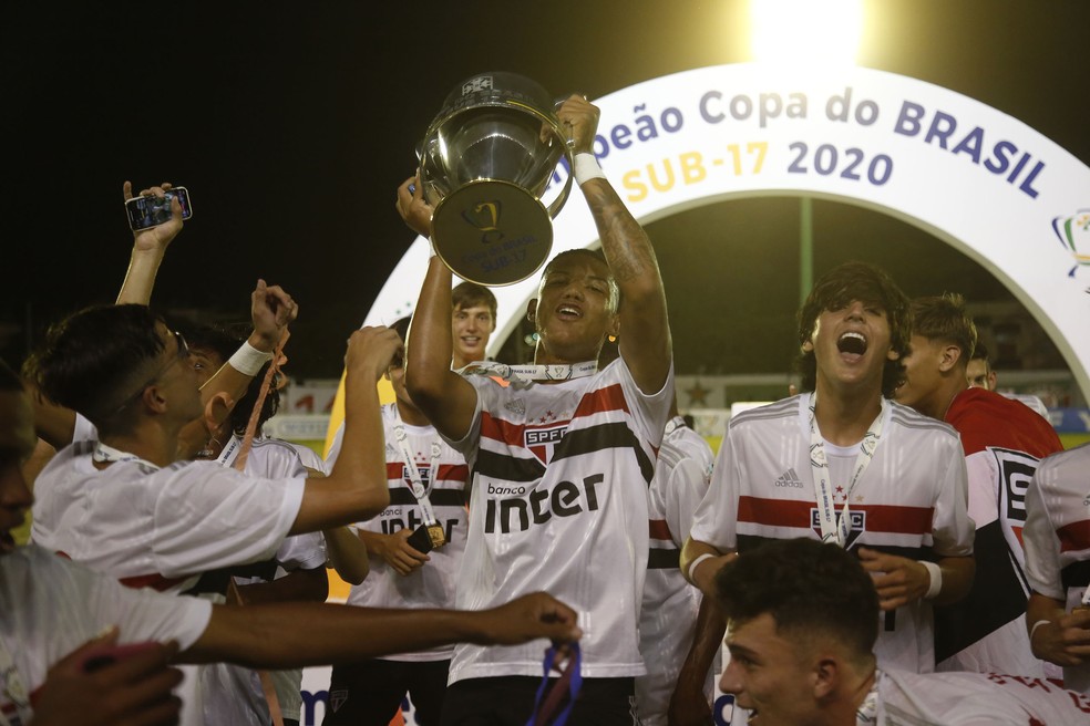 Kaylan e Beraldo comemoram título da Copa do Brasil Sub-17 — Foto: Marcos de Paula/saopaulofc