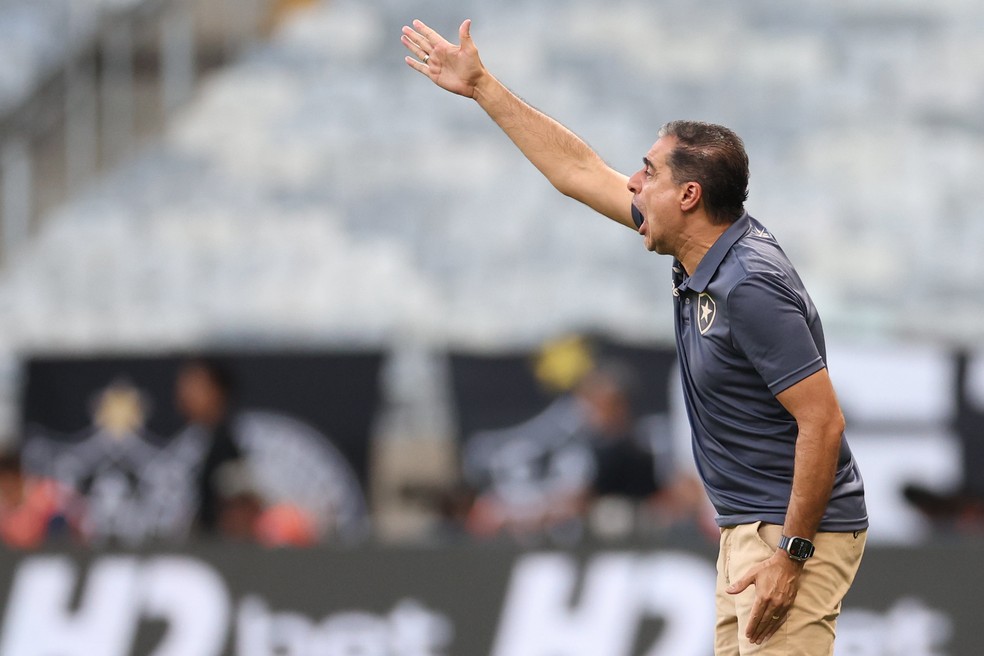 Renato Paiva orienta time em Atlético-MG x Botafogo — Foto: Vitor Silva/Botafogo