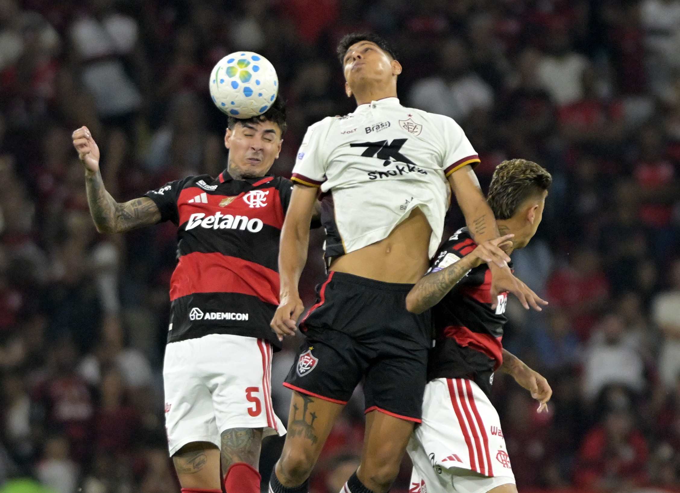 Análise: Vitória repete roteiro como visitante e não mostra alternativas em derrota para o Flamengo
