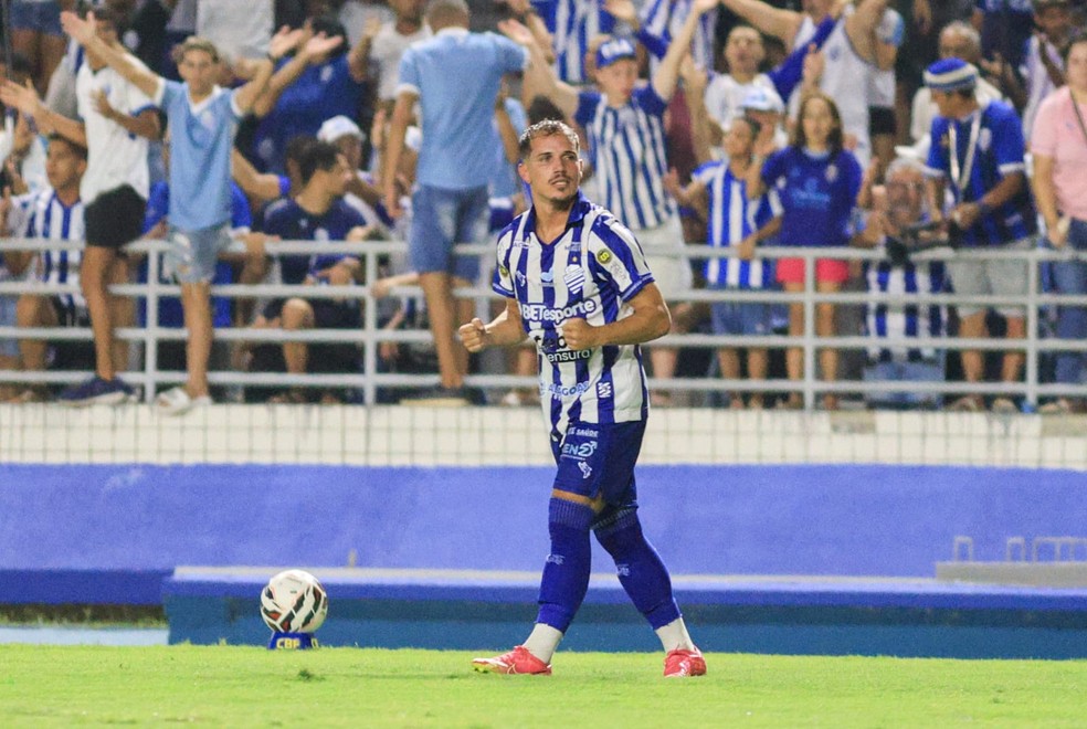 Guilherme Cachoeira comemora gol do CSA contra o Maringá — Foto: Ailton Cruz
