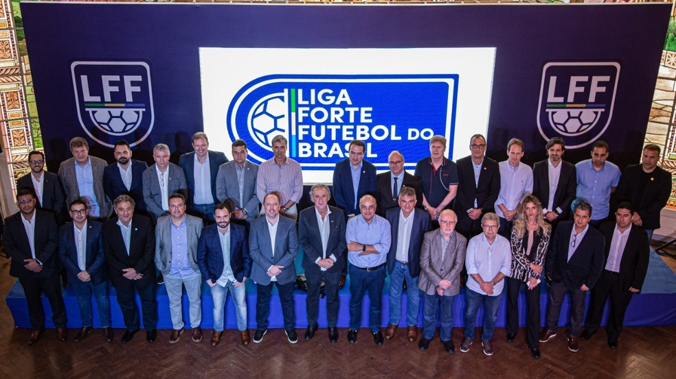 Dirigentes de clubes do Forte Futebol posam para foto  Foto: Divulgao