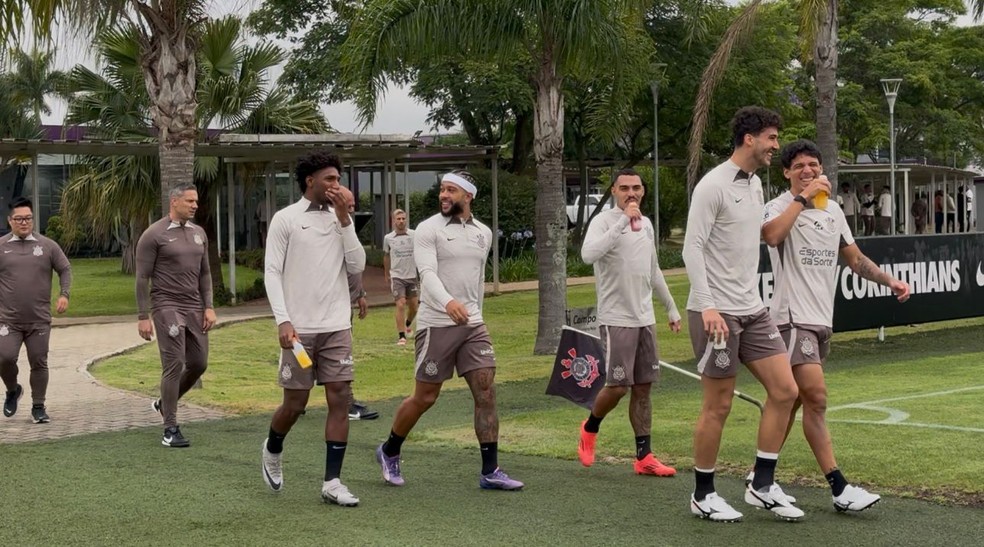 Memphis Depay em treino do Corinthians — Foto: Emilio Botta