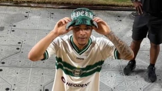 Entenda por que atacante do Al-Hilal vestiu camisa do Coxa após eliminar City - Revelado pelo Coxa, atacante posa para foto com a camisa do ex-clube