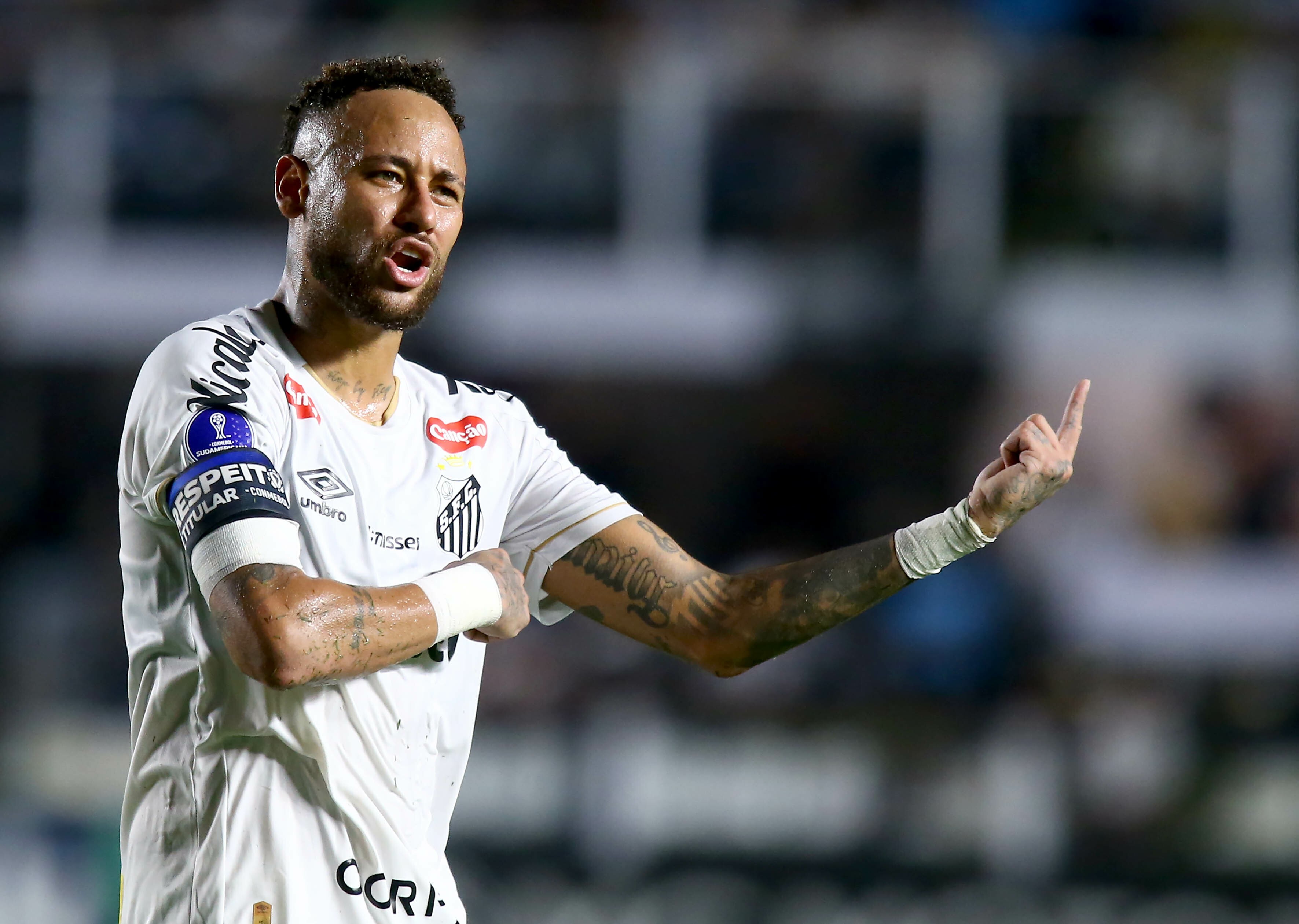 Neymar discute com torcedores do Santos após empate na Vila Belmiro | Ge