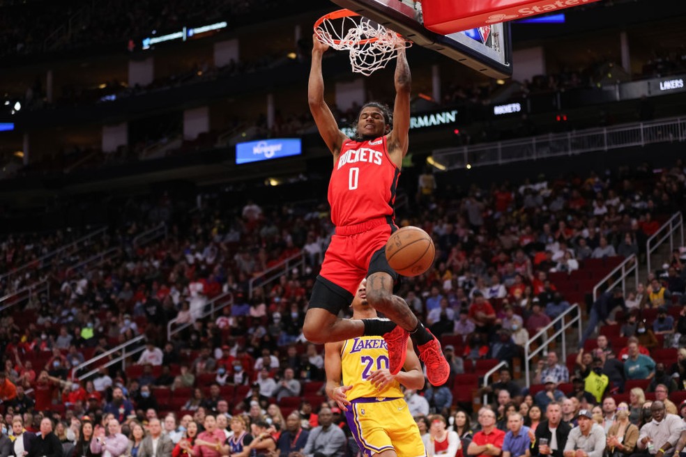 Novato dos Rockets relembra lenda da NBA com lance livre lavadeira