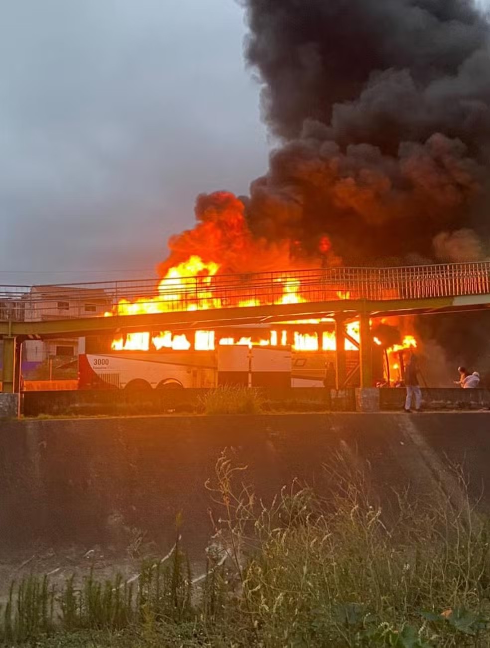 Ônibus pega foto na Rodovia Fernão Dias durante briga de torcidas — Foto: Reprodução/Redes sociais
