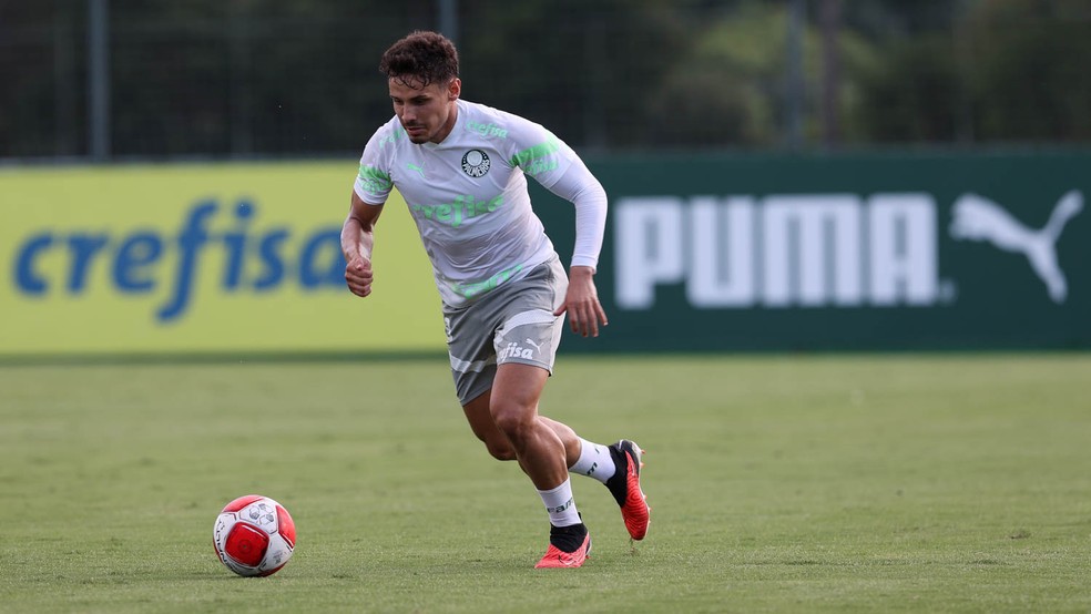 Raphael Veiga durante treino do Palmeiras — Foto: Cesar Greco / Palmeiras