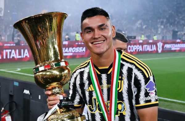 Flamengo mostra interesse em Carlos Alcaraz, do Southampton; valores da proposta revelados.