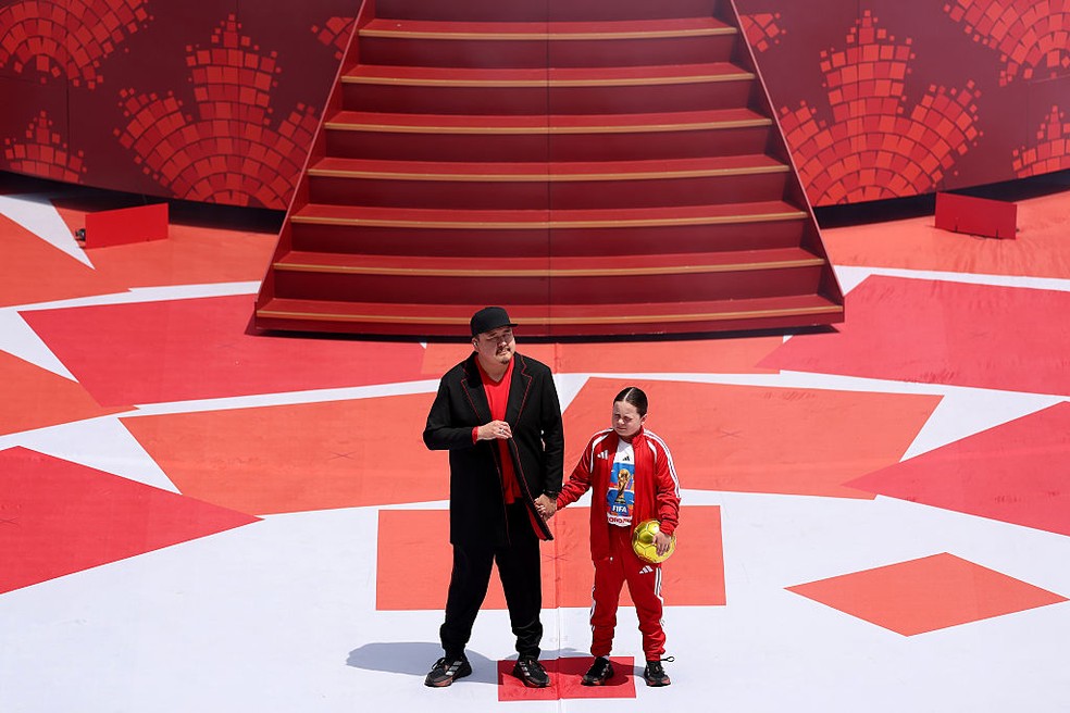Plateia e artistas durante a abertura no Canadá