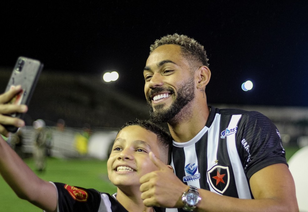 Matheus Cunha posa com torcedor do Botafogo-PB no Estádio Almeidão  — Foto: Cristiano Santos / Botafogo-PB