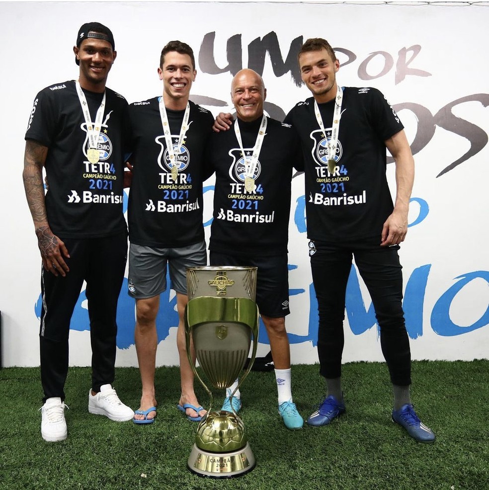 Adriel, Brenno e Gabriel Grando, goleiros do Grêmio, com preparador Mauri Lima — Foto: Arquivo pessoal