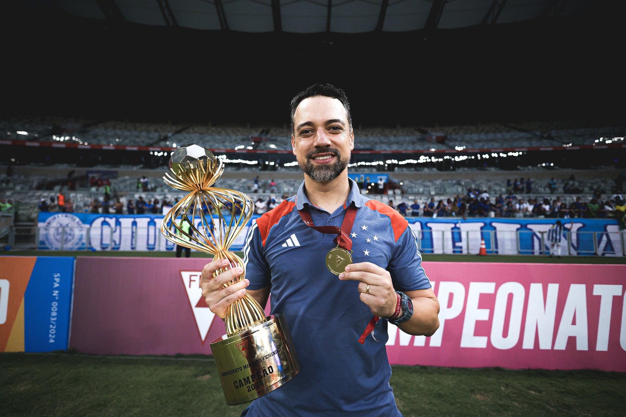 Técnico do Cruzeiro é destaque mundial no futebol feminino; confira lista.