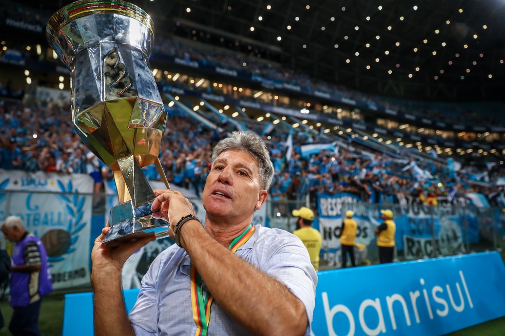 Renato ergue a taça do Gauchão 2023 conquistado pelo Grêmio — Foto: Lucas Uebel/Divulgação Grêmio